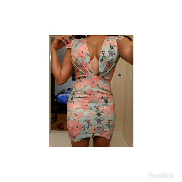 Dresses & Skirts - Floral deep plunge dress sz S Dresses & Skirts - Floral deep plunge dress sz S